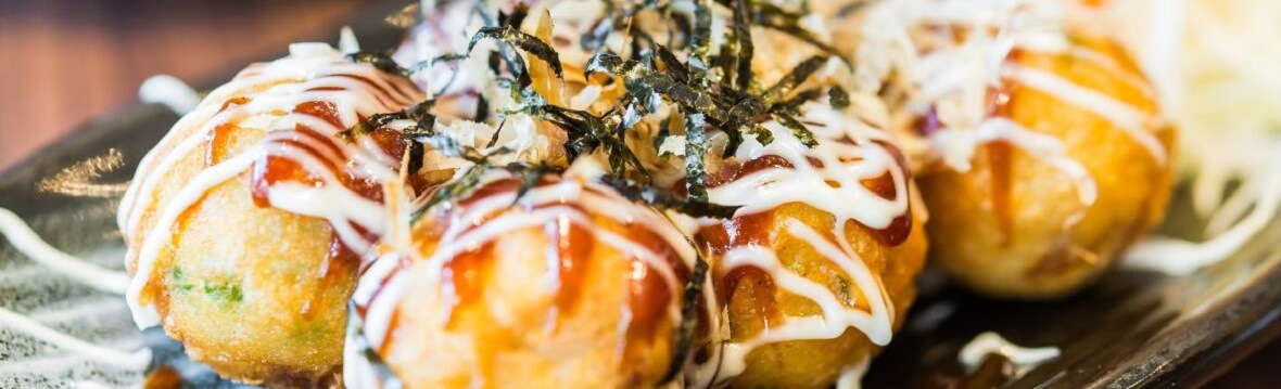 Najpopularniejsze dania orientalne, takie jak japońską potrawę takoyaki z łatwością przygotujesz w patelniach, garnkach Kohersen Black Cube z powłoką Diamond oraz przy pomocy noży Kohersen wykonanych ze stali damasceńskiej, które gwarantują jakość i niezawodność