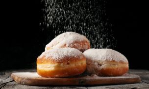 Domowe pączki z konfiturą 